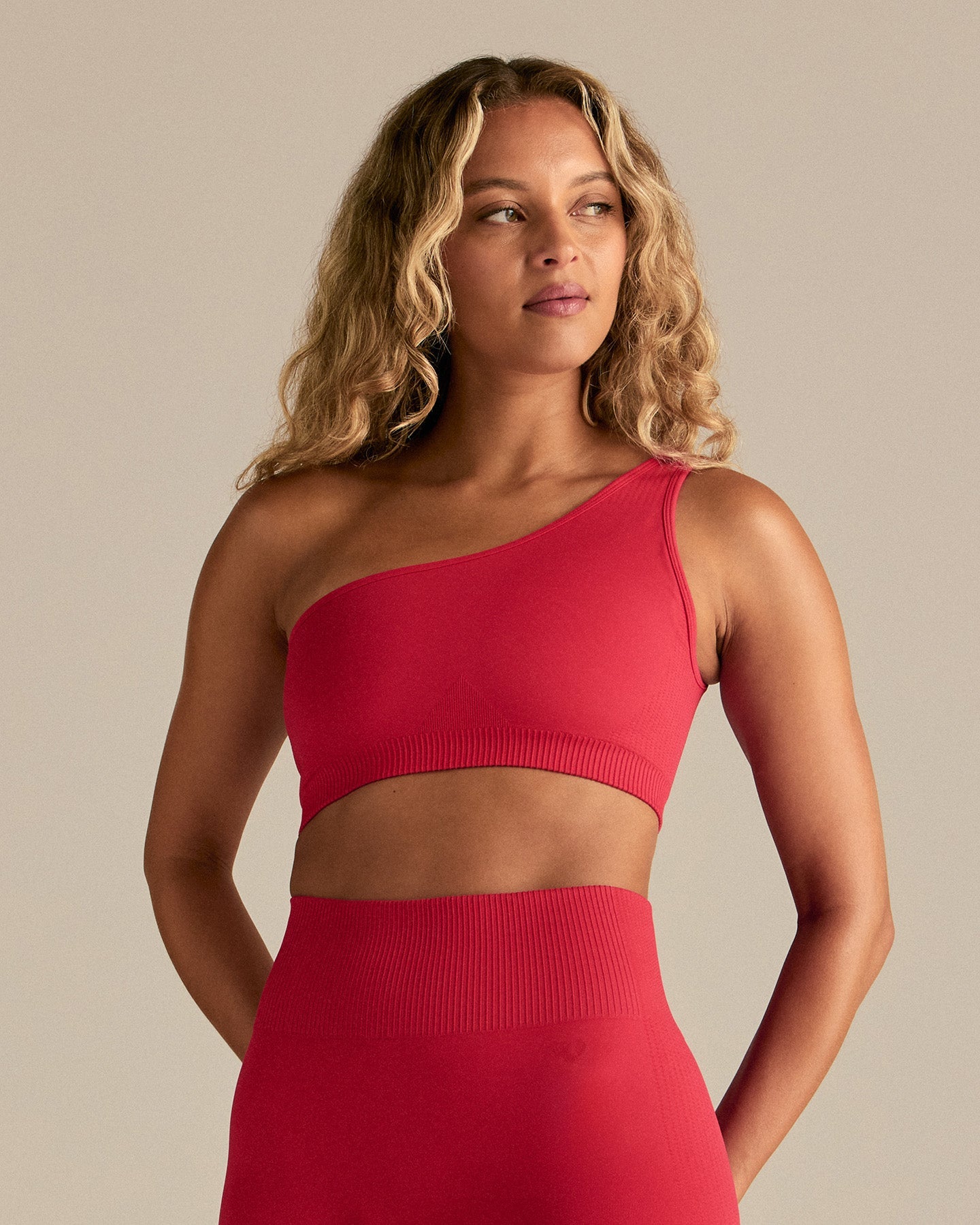 Power Seamless One Shoulder Bra | Spicy Red