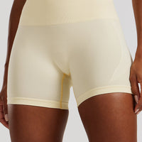Define 2.0 Seamless Scrunch 4" Shorts | Vanilla